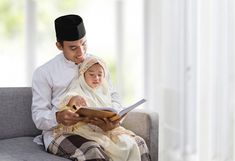 orang tua sedang mengajarkan anak-anak sholat.