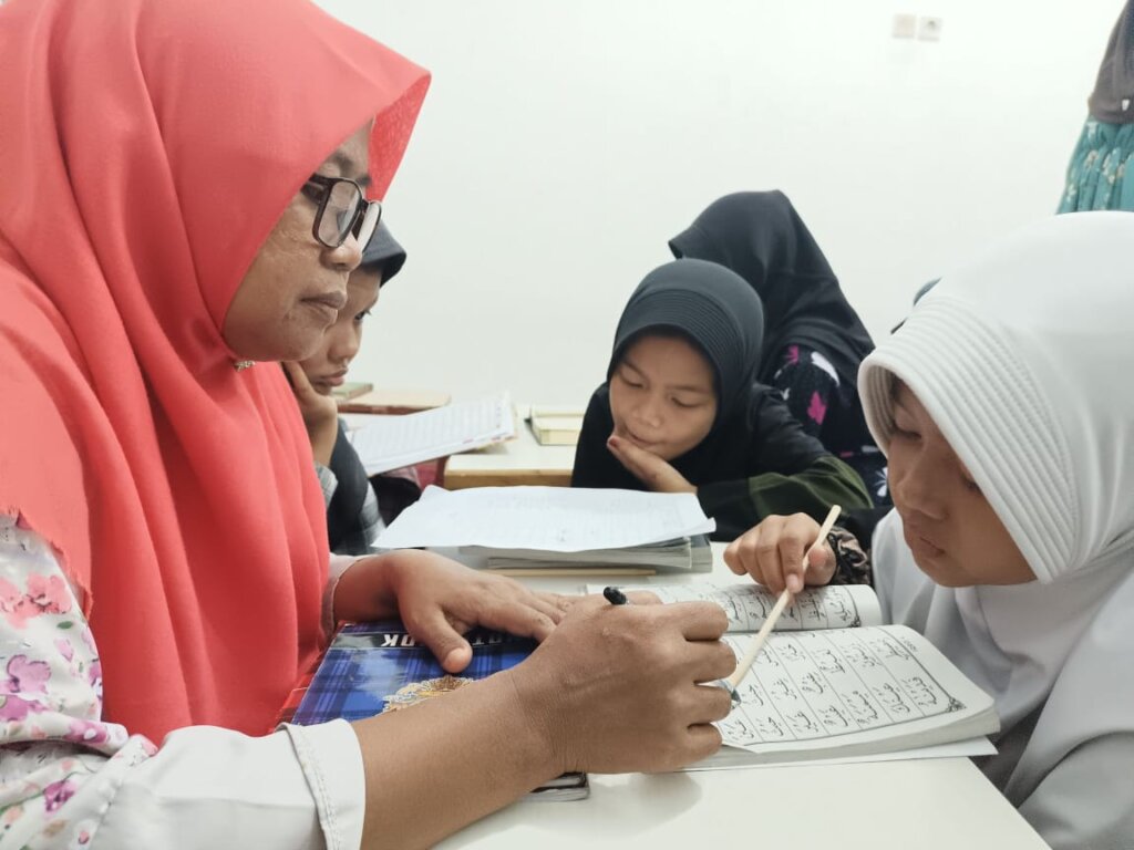 seseorang yang berdiskusi dengan seorang guru atau teman tentang hafalan