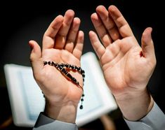 tangan yang terbuka, melambangkan kepasrahan kepada takdir Allah