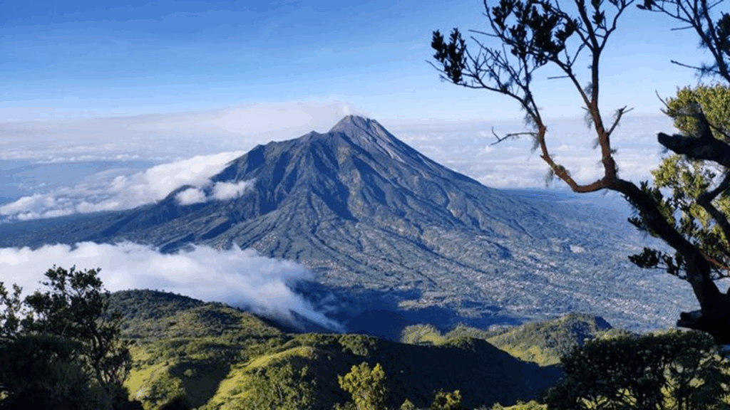 Gunung-gunung Terindah di Indonesia untuk Pendaki Pemula